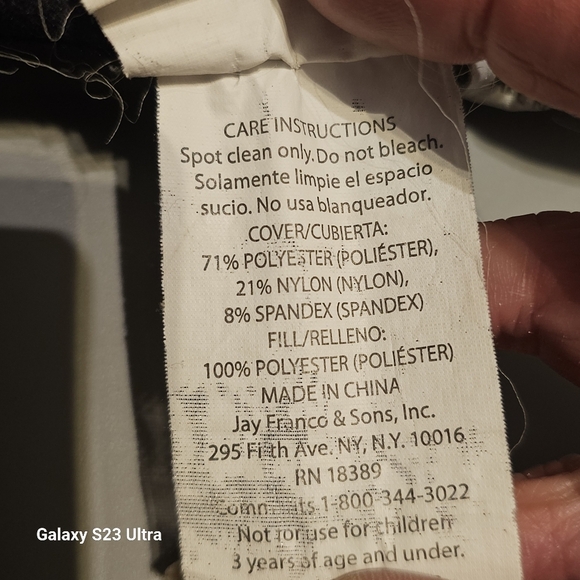 Hogwarts Crest Pillow - Black and Gold - Picture 4 of 5